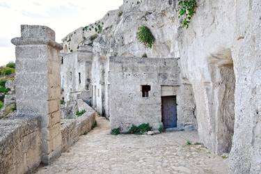 Courtyard for access to the Sassi of Matera. (B-c) IT002_006 thumb