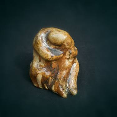 Ceramic artwork: Hiding figure Nr5 thumb