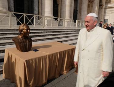 Presented the Pontiff with a bronze bust of Don Luigi Giussani as a gift. thumb