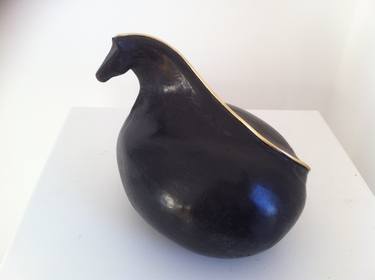 black curve horse thumb