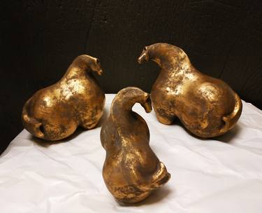 TRIO old gold horses thumb