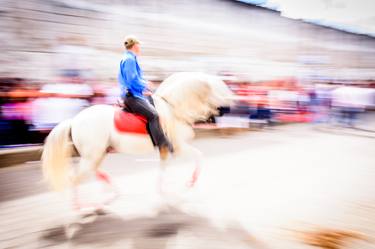 Horse dancing with light thumb