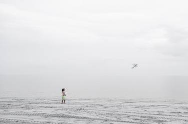 Un niño, un avión en la playa - Limited Edition of 25 thumb