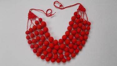 red woolen necklace thumb