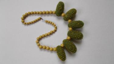 green woolen necklace thumb