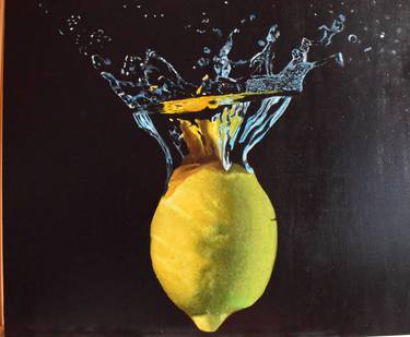 A lemon in water thumb