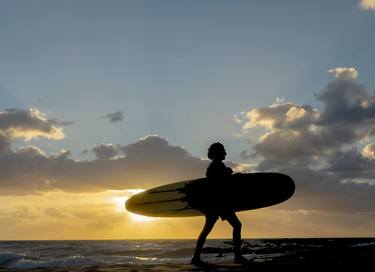 silhouette surfer walking thumb